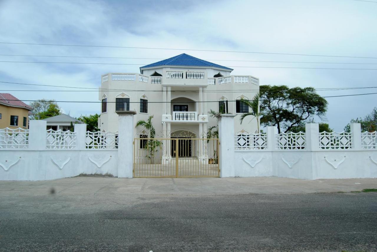 Little Savoy Guest House New Runaway Bay Exteriér fotografie