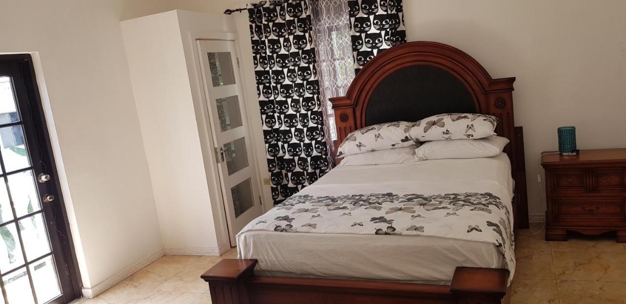 Little Savoy Guest House New Runaway Bay Exteriér fotografie