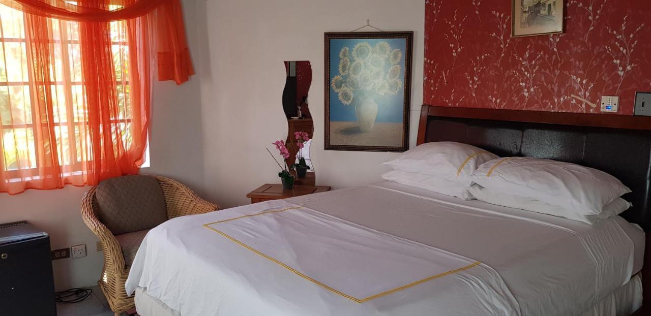 Little Savoy Guest House New Runaway Bay Exteriér fotografie