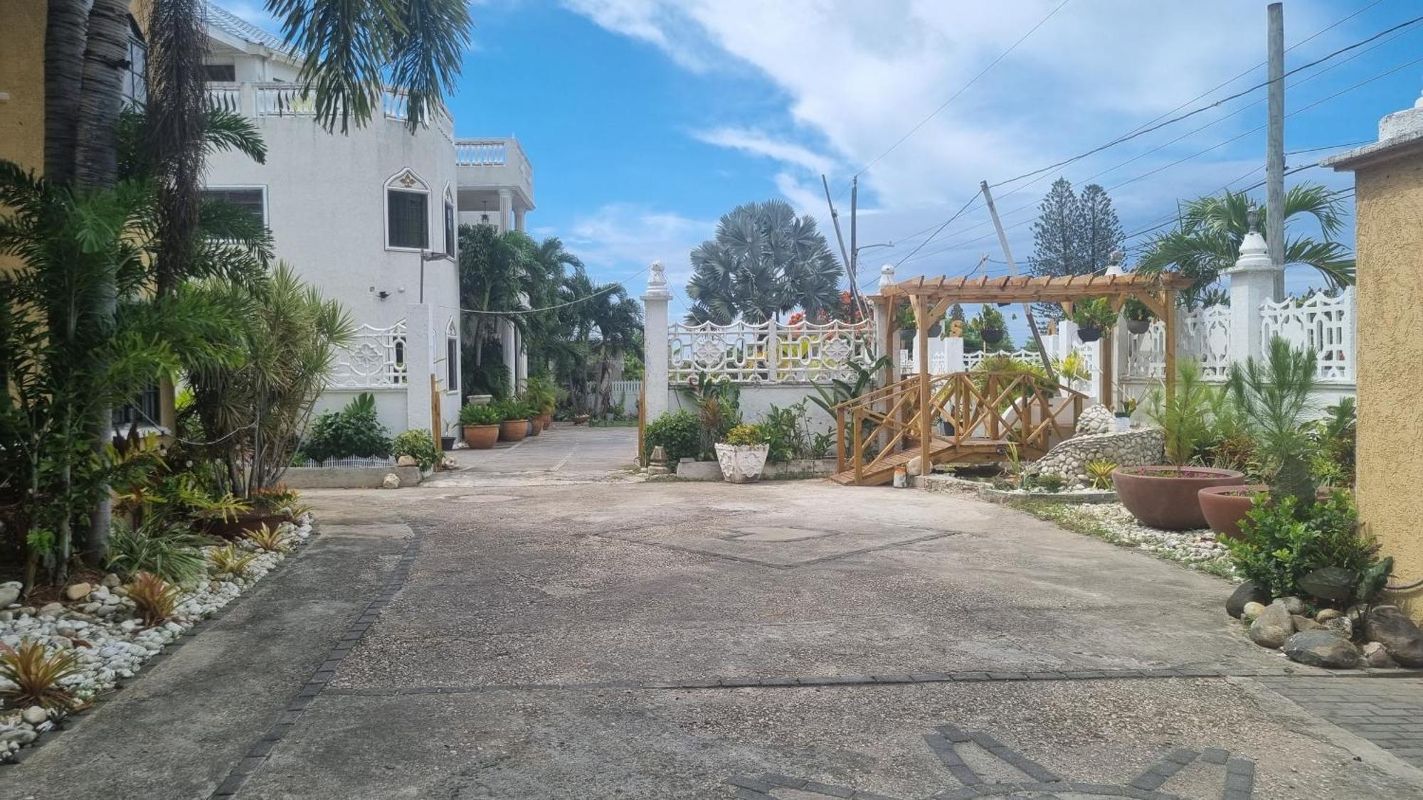 Little Savoy Guest House New Runaway Bay Exteriér fotografie
