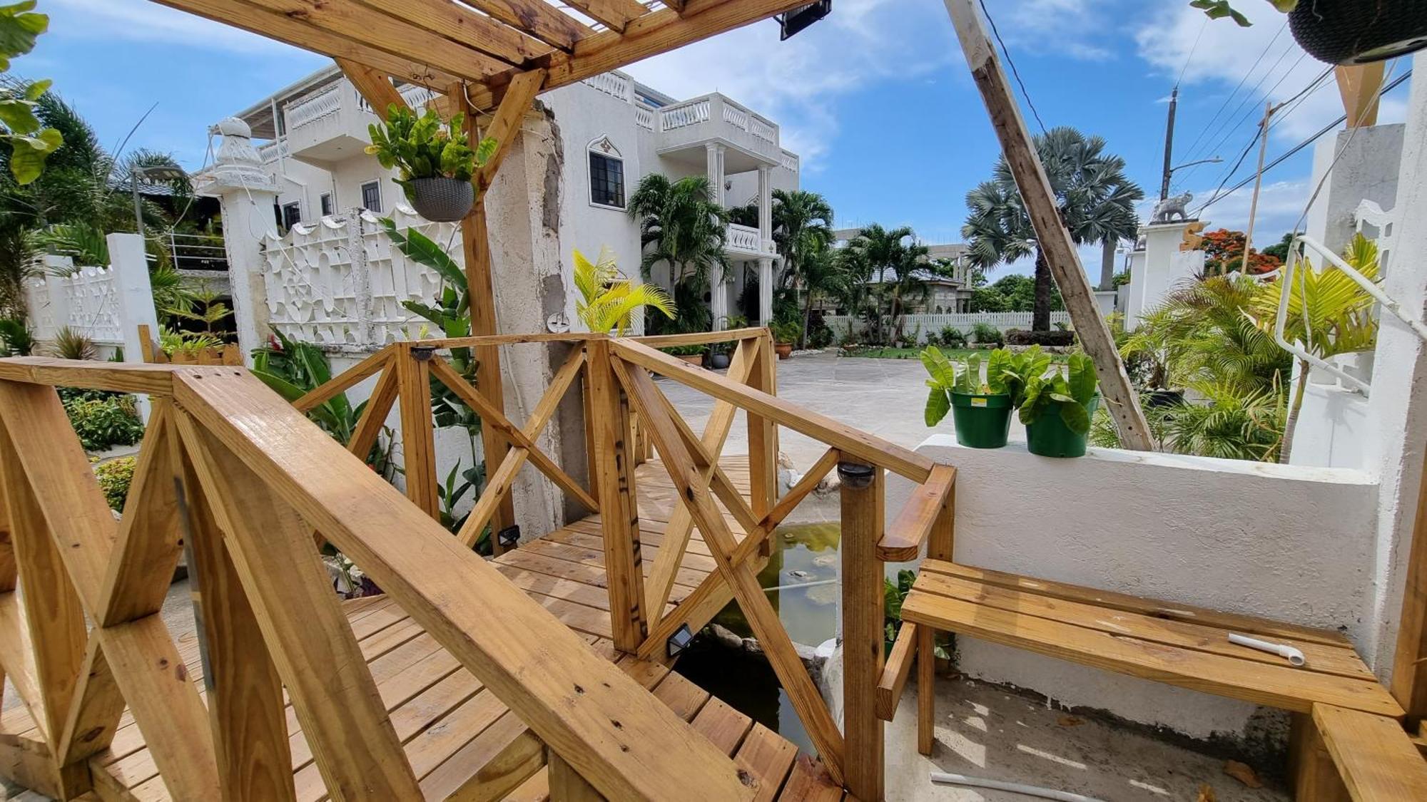 Little Savoy Guest House New Runaway Bay Exteriér fotografie