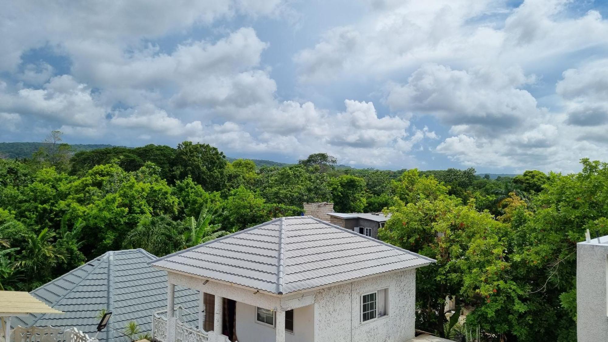 Little Savoy Guest House New Runaway Bay Exteriér fotografie