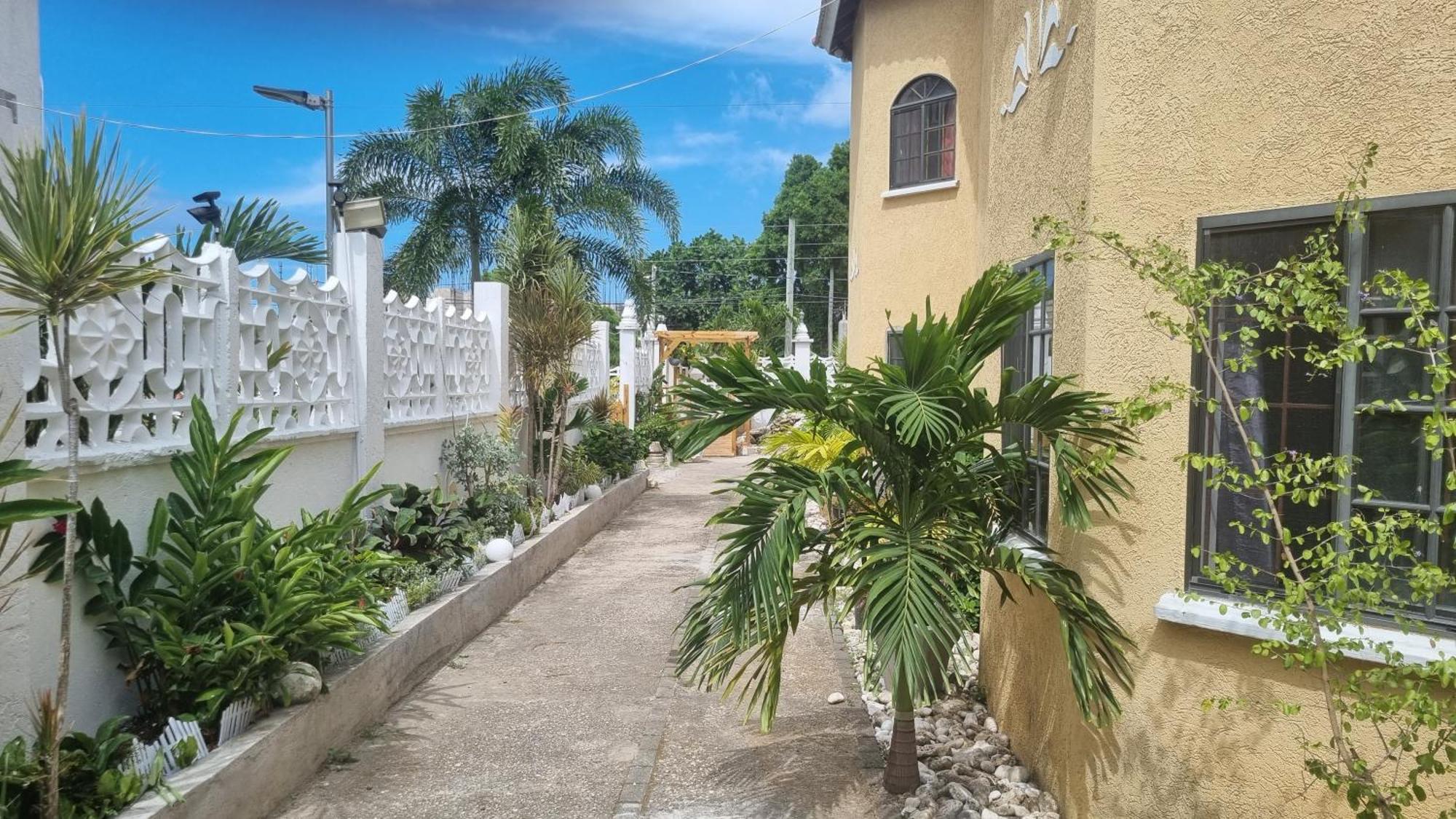 Little Savoy Guest House New Runaway Bay Exteriér fotografie